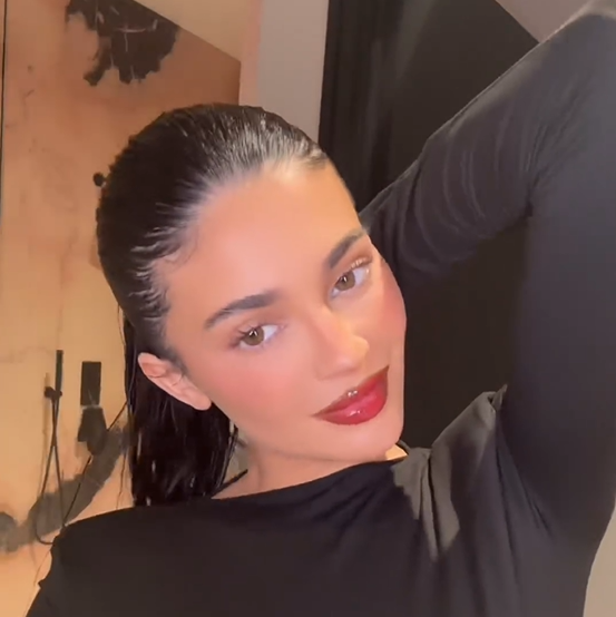 <Kylie's Glossy Red Lip Look Bundle>|<KL010>