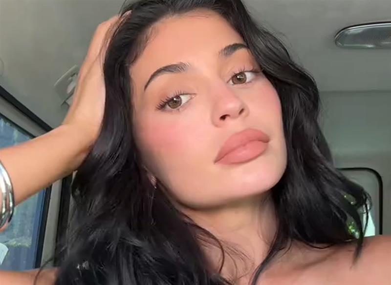 <Kylie's Peachy Glow Look>|<kylies-peachy-glow-look>